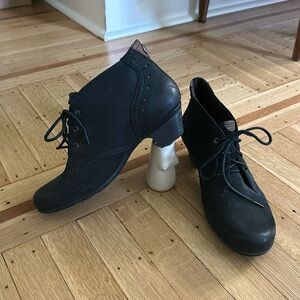 8W Black suede Cobb Hill ankle boots - low heel. Wide size!